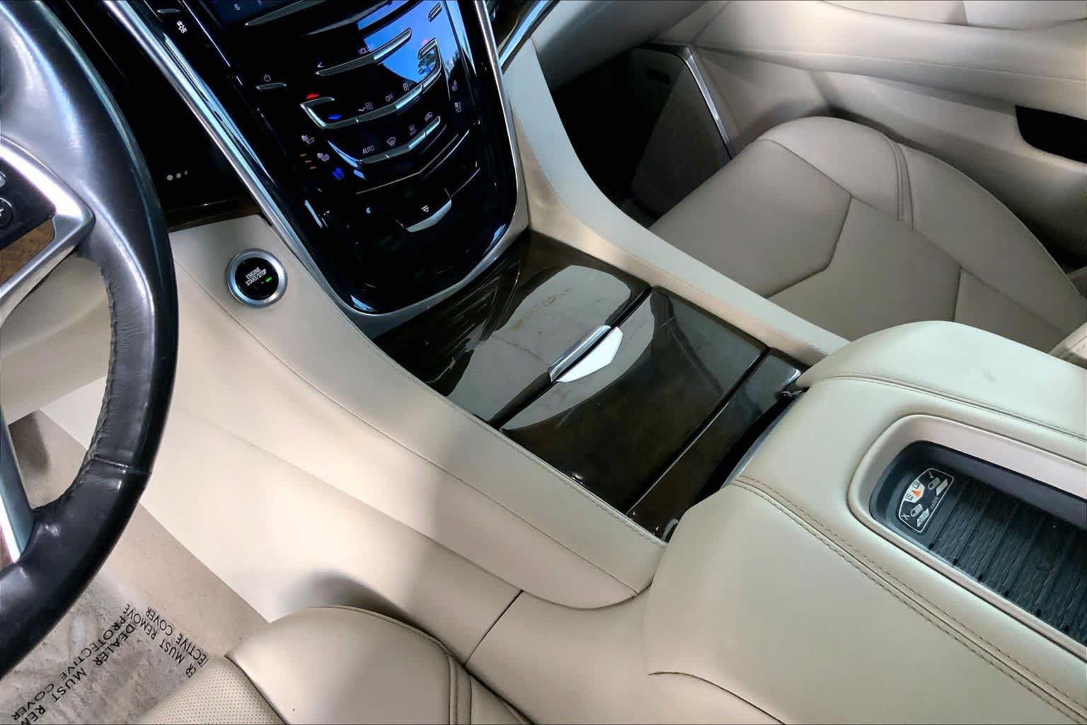 Used 2018 Cadillac Escalade Luxury AWD/4WD image 17