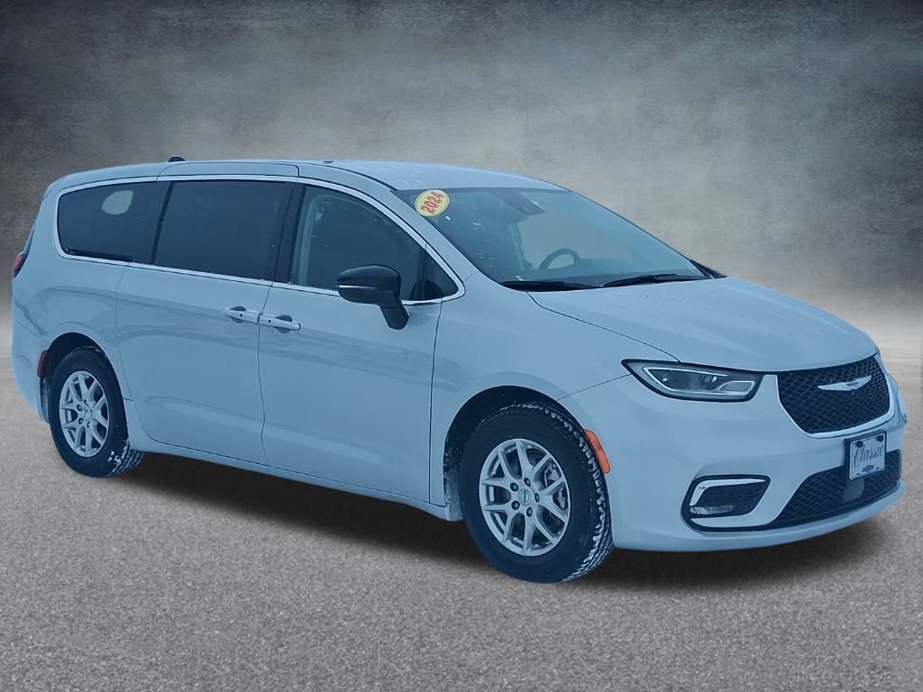 Used 2024 Chrysler Pacifica Touring-L image 3