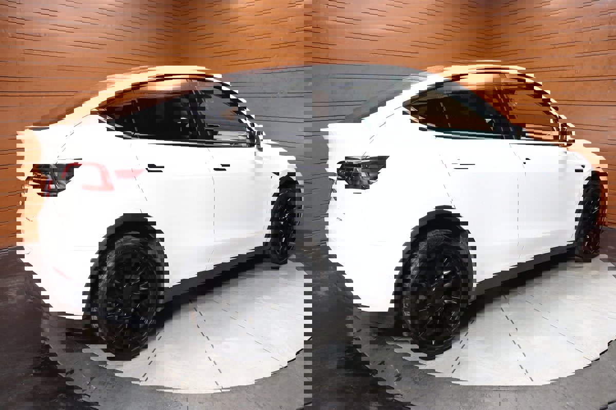Used 2023 Tesla Model Y Long Range image 18