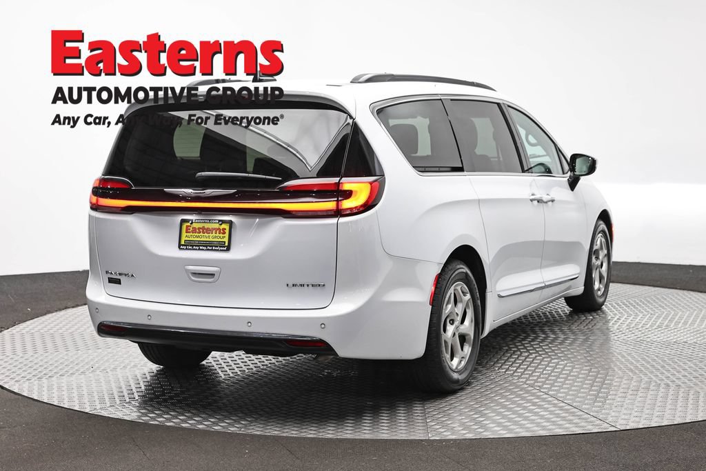 Used 2023 Chrysler Pacifica Limited FWD image 5
