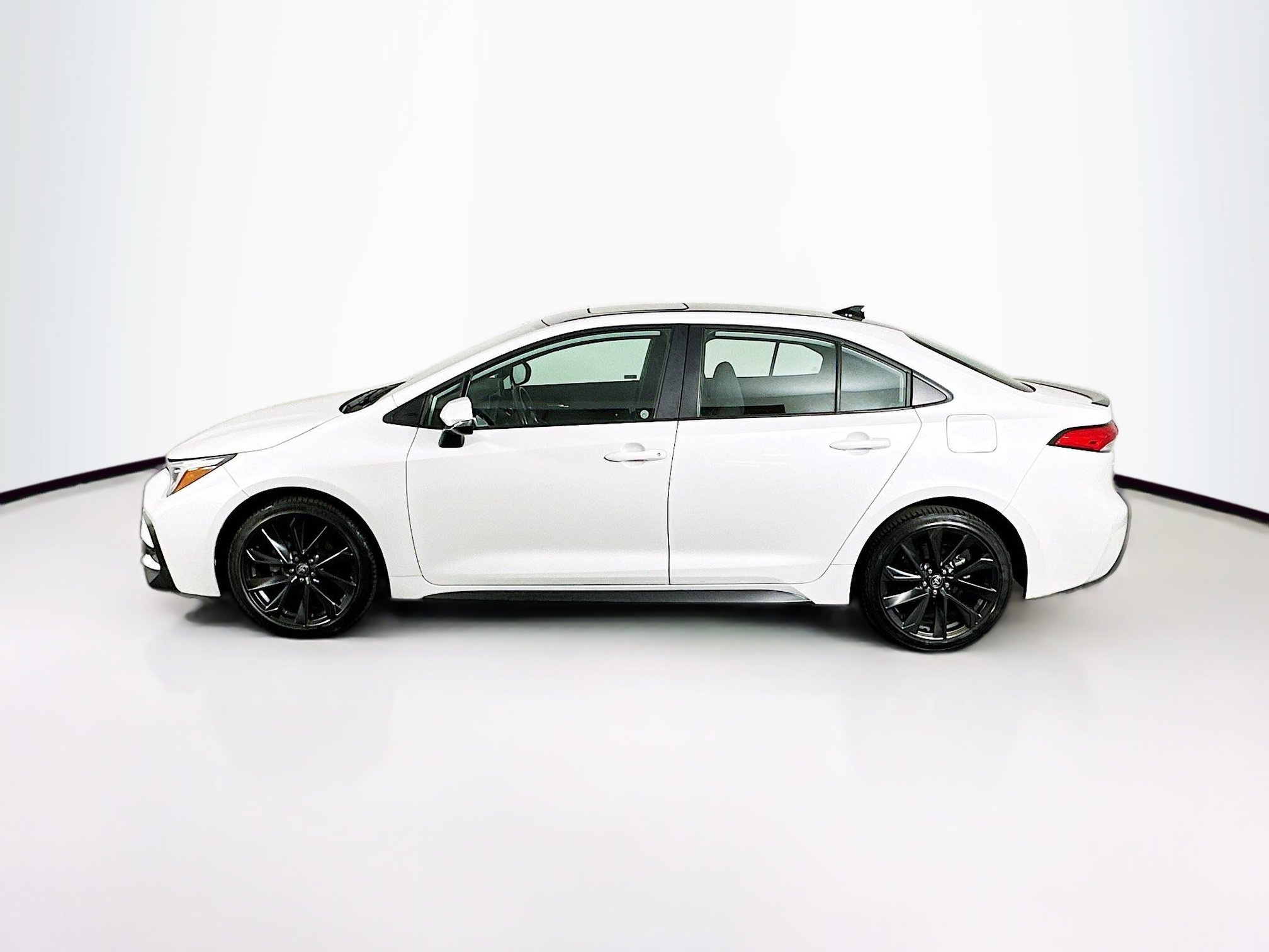 Used 2023 Toyota Corolla SE w/ SE Premium Package image 4