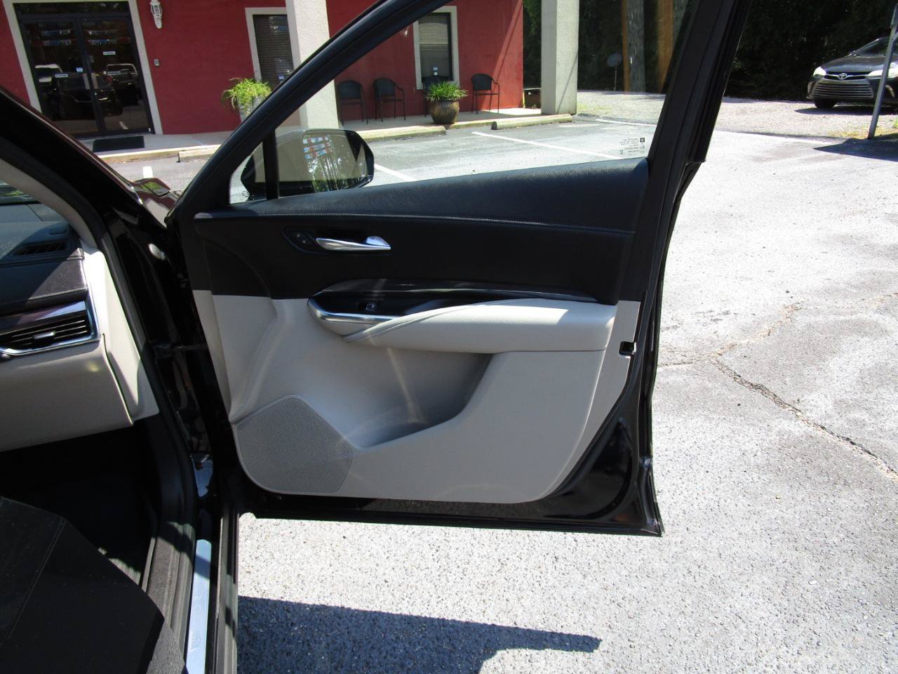 Used 2021 Cadillac XT4 Luxury w/ Cold Weather Package FWD image 25