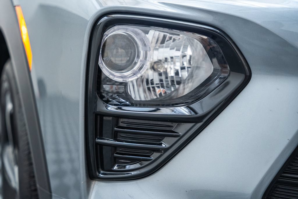 Used 2023 Chevrolet TrailBlazer RS w/ Sun and Liftgate Package FWD image 16