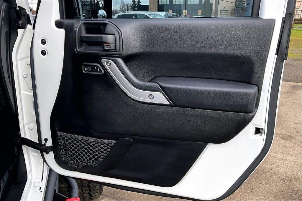 Used 2015 Jeep Wrangler Unlimited Sahara w/ Connectivity Group image 23