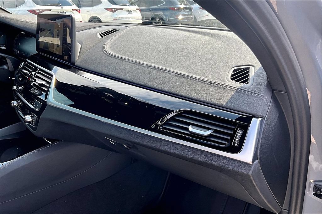 Used 2023 BMW M550i xDrive w/ Executive Package AWD/4WD image 19