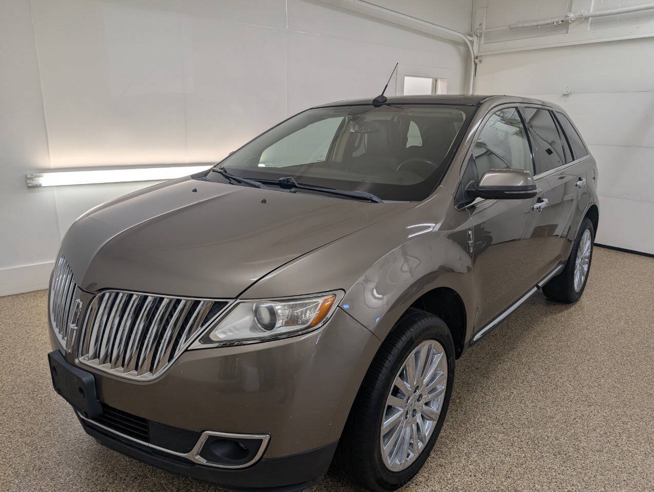 Used 2012 Lincoln MKX AWD image 2