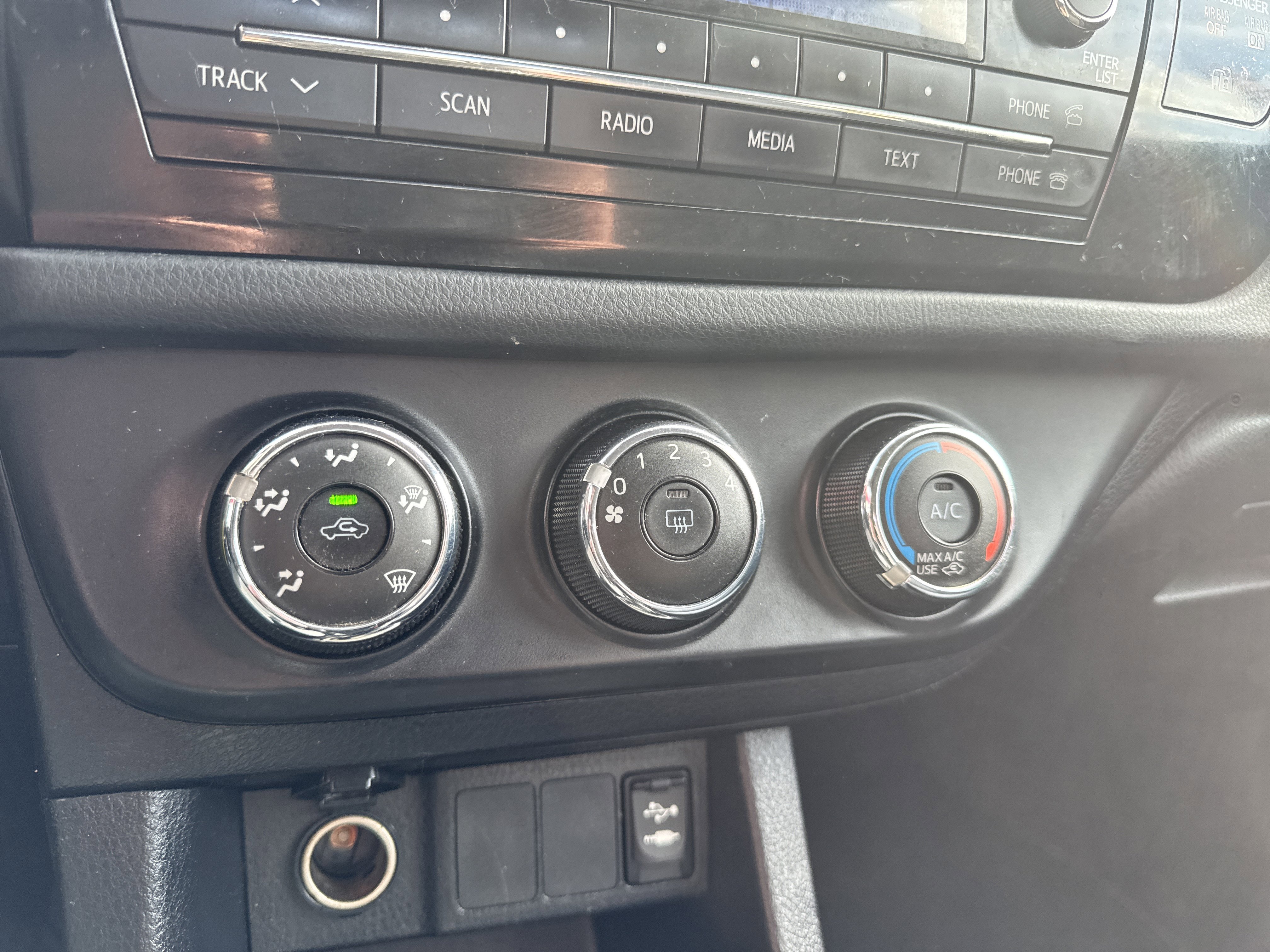 Used 2015 Toyota Corolla L FWD image 21