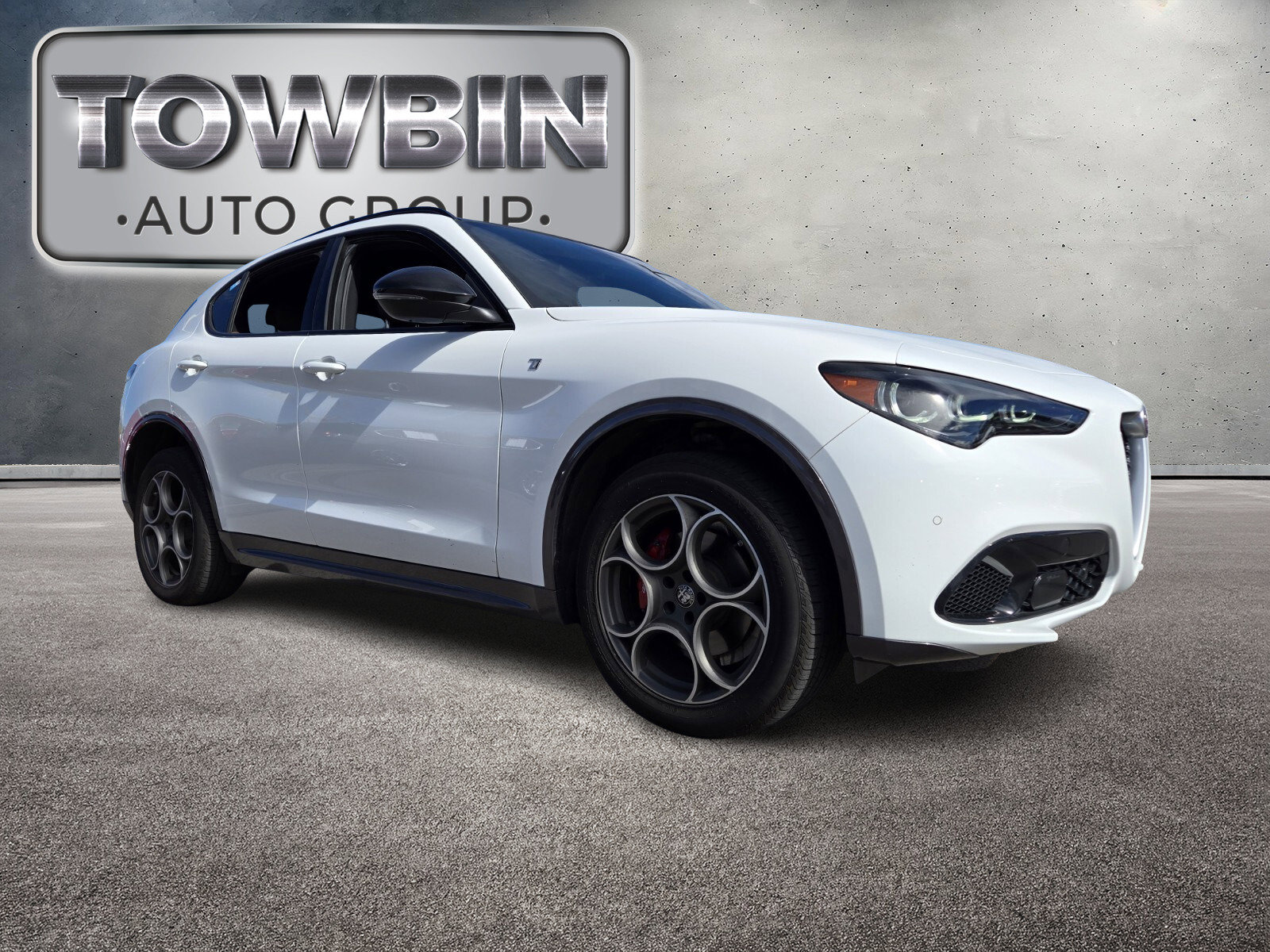 Used 2024 Alfa Romeo Stelvio Ti image 2