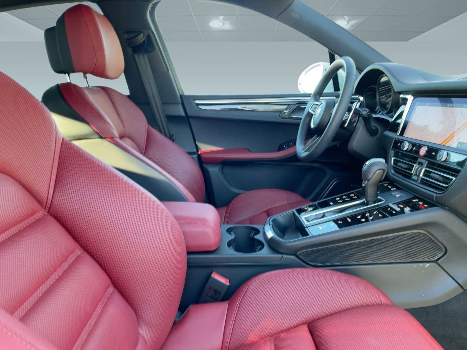 Used 2025 Porsche Macan image 31