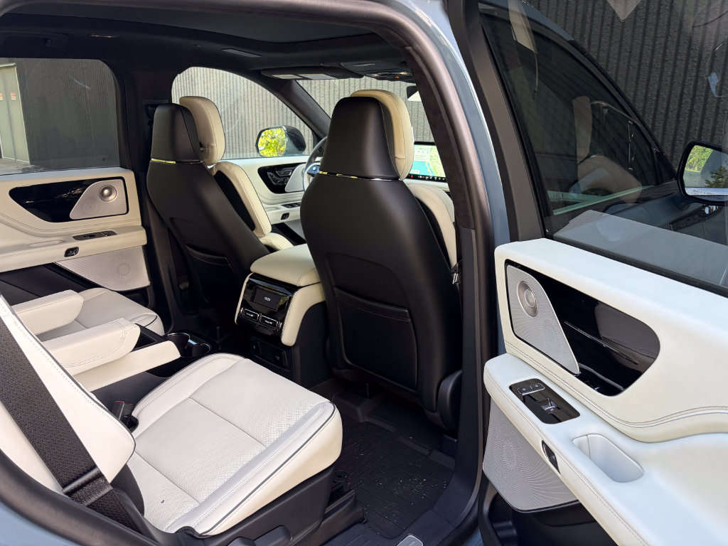New 2026 Lincoln Aviator Black Label w/ Dynamic Handling Package AWD/4WD image 26