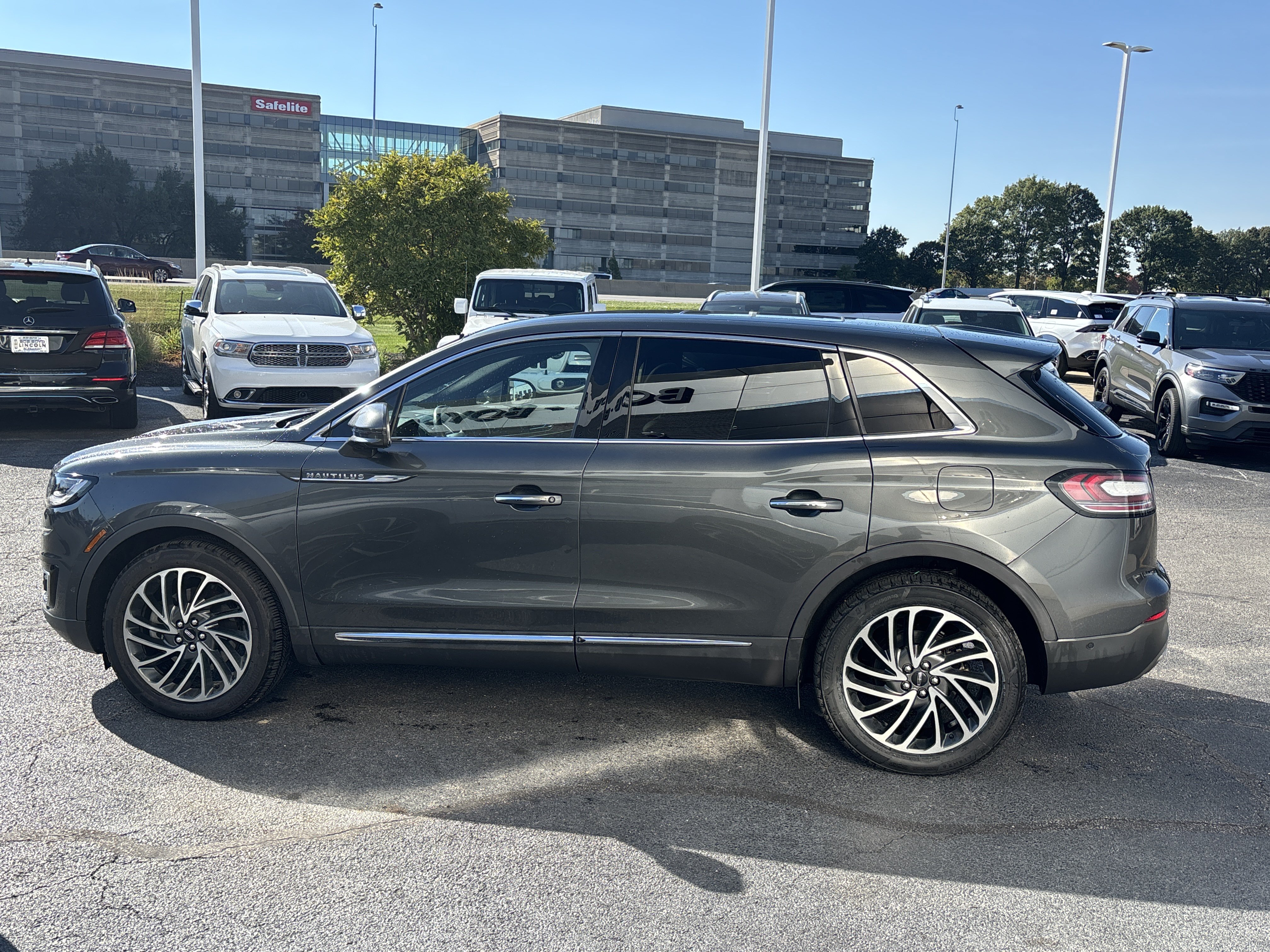 Used 2019 Lincoln Nautilus Reserve AWD/4WD image 3
