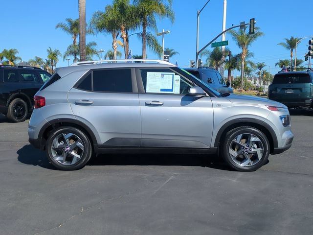 Used 2024 Hyundai Venue SEL FWD image 2