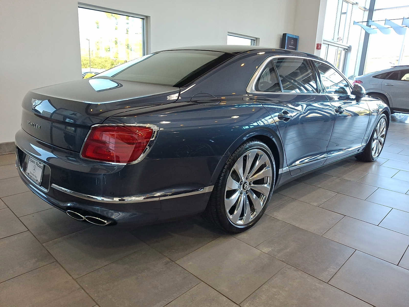 Used 2023 Bentley Flying Spur Azure image 4