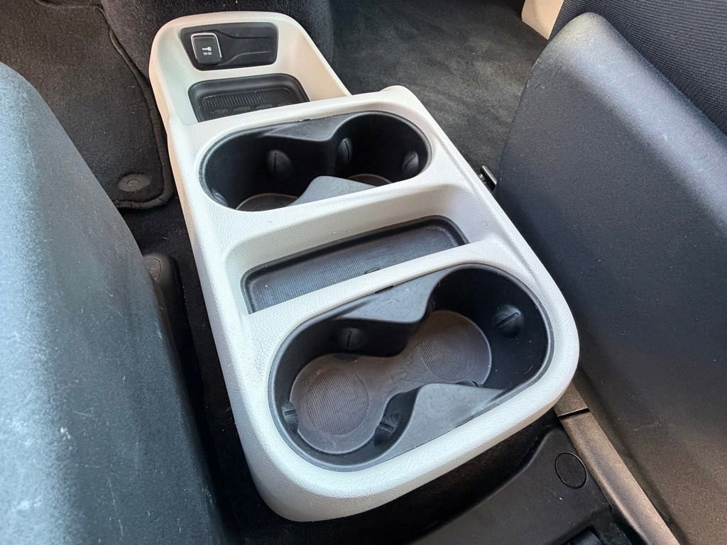 Used 2022 Chrysler Voyager LX image 31