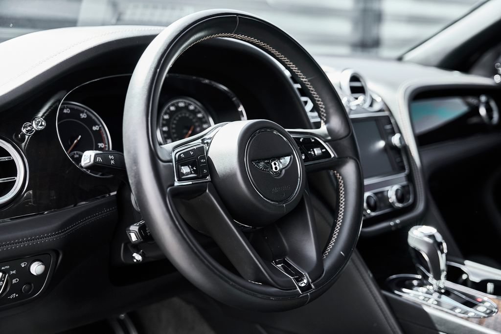 Used 2017 Bentley Bentayga AWD/4WD image 32