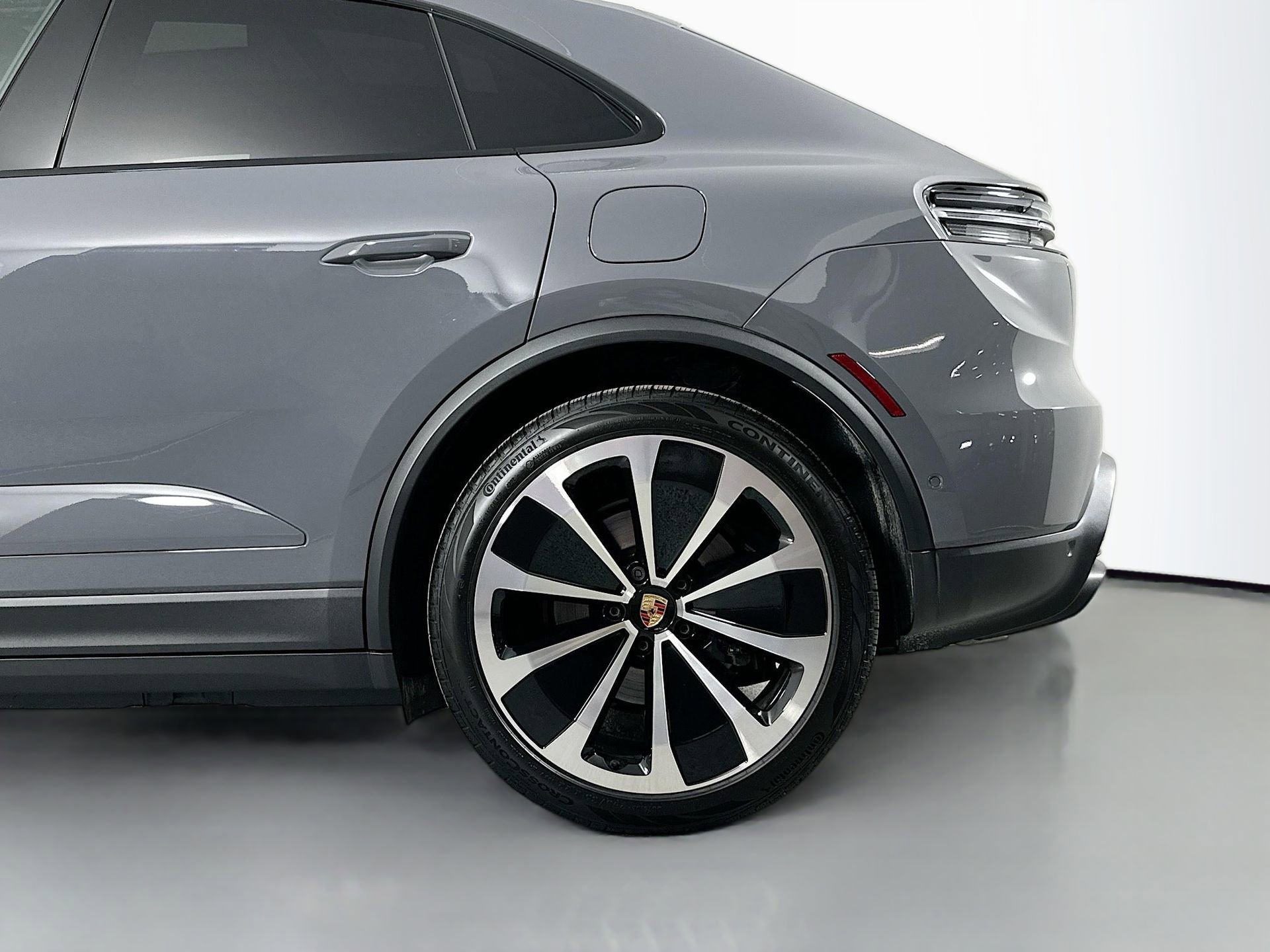 Certified 2025 Porsche Macan 4 Electric image 12