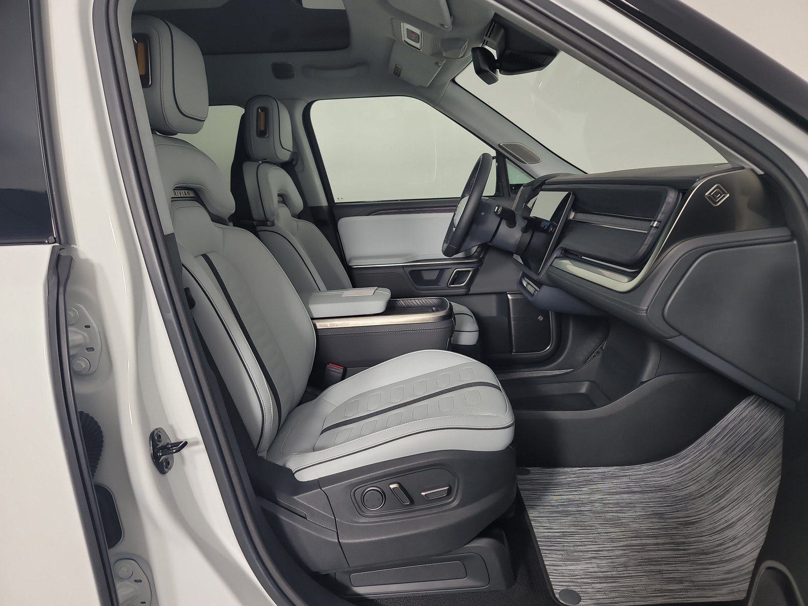 Used 2024 Rivian R1S Adventure AWD/4WD image 24
