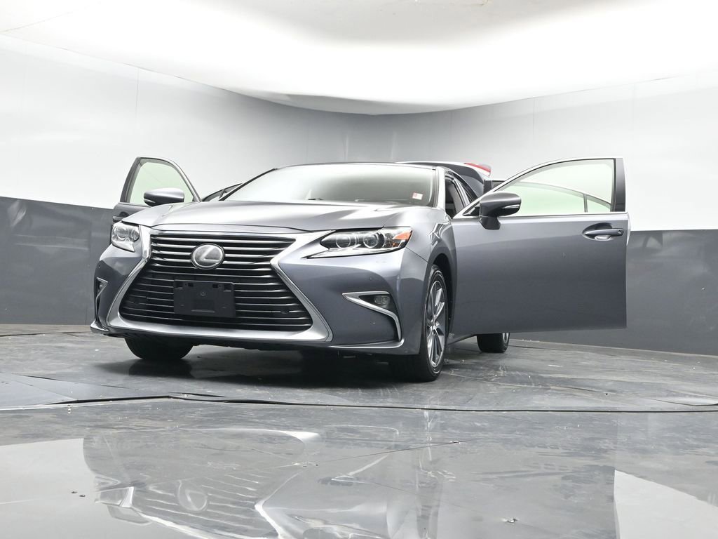 Used 2017 Lexus ES 300h image 40