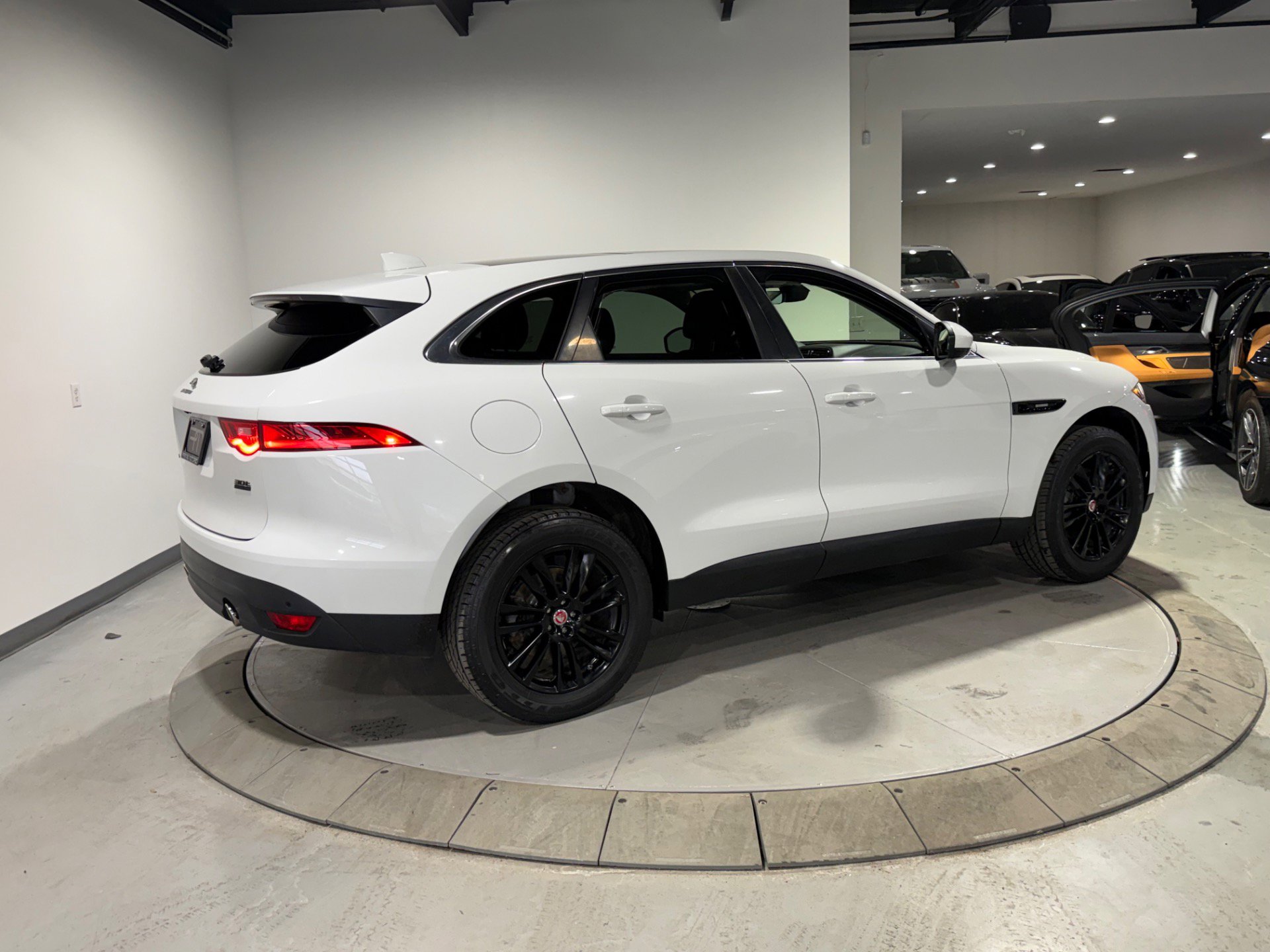 Used 2019 Jaguar F-PACE Prestige image 13