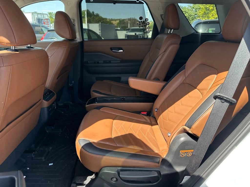 Used 2023 Nissan Pathfinder Platinum FWD image 9