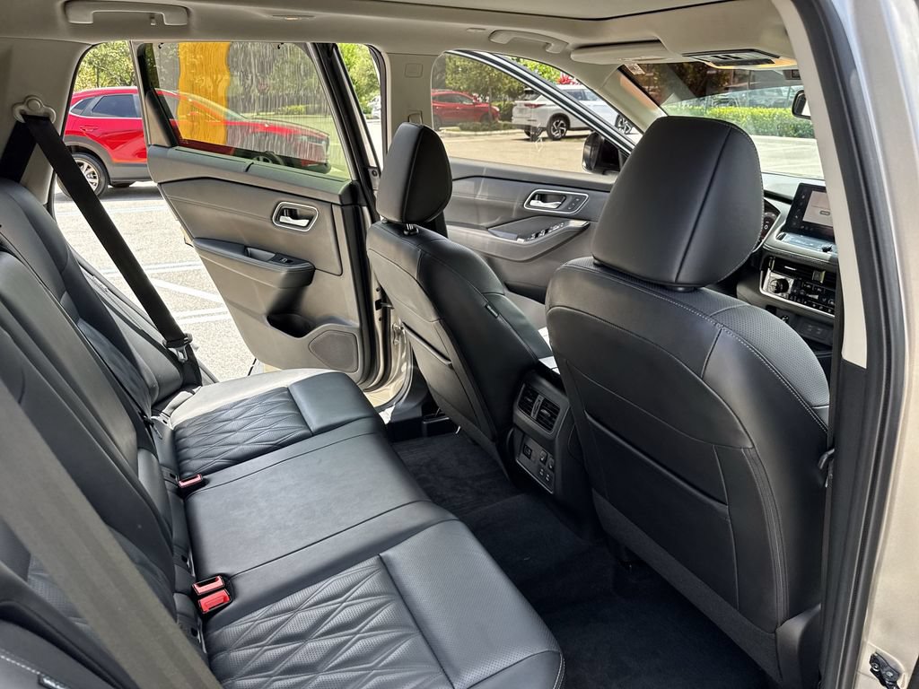 Used 2024 Nissan Rogue Platinum w/ Platinum Premium Package FWD image 33