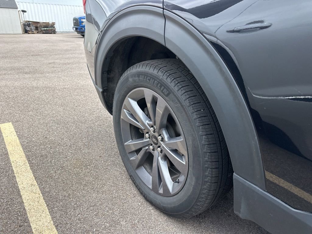 Used 2022 Ford Explorer XLT w/ Equipment Group 202A AWD/4WD image 11