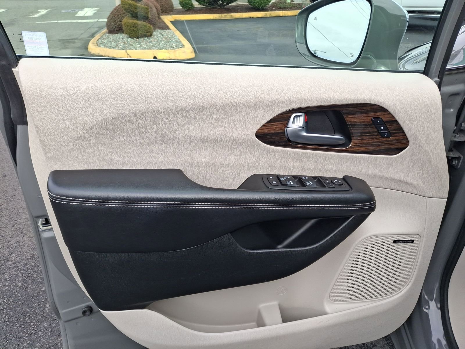 Certified 2022 Chrysler Pacifica Limited image 17