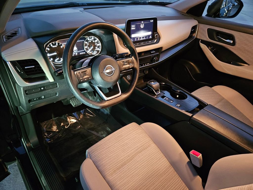 Used 2023 Nissan Rogue SV image 2