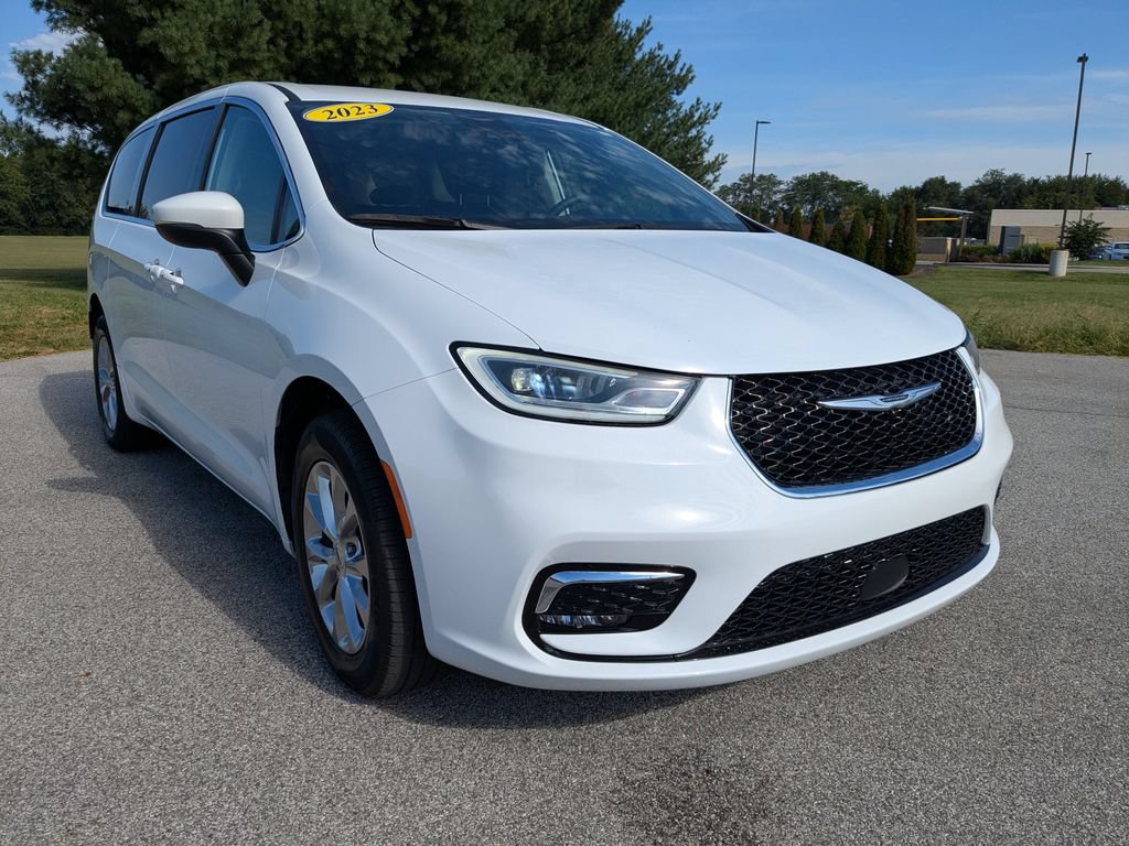 Used 2023 Chrysler Pacifica Touring-L AWD/4WD image 3