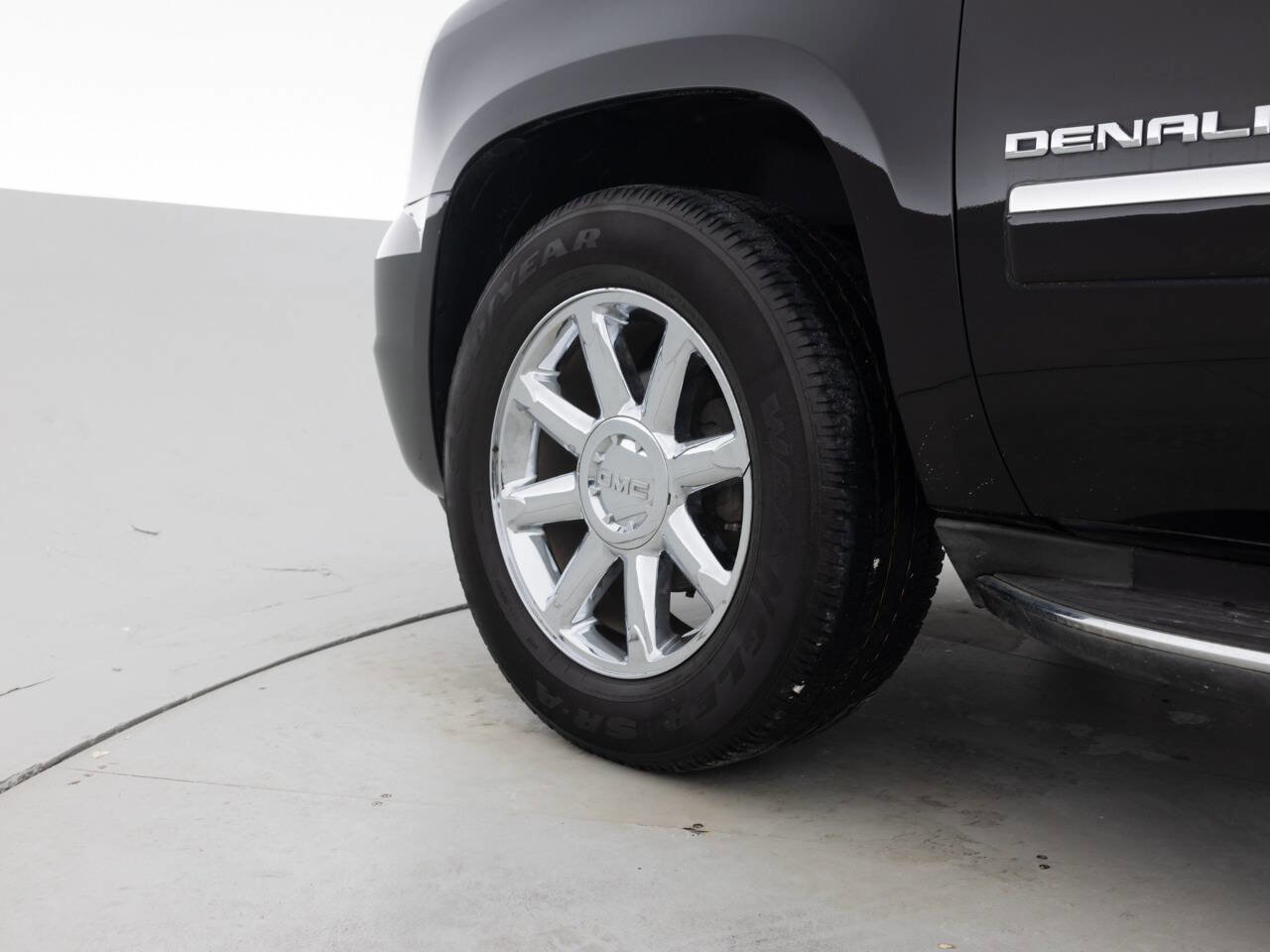 Used 2011 GMC Yukon XL Denali image 17