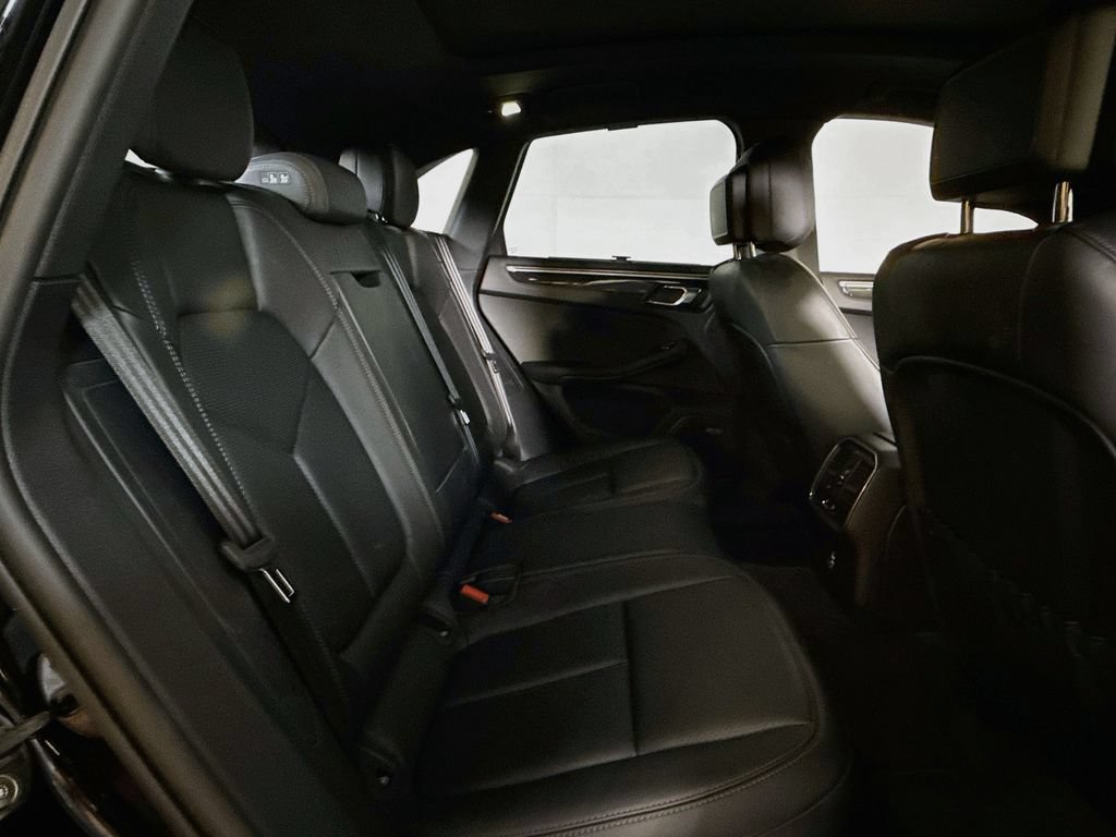Certified 2024 Porsche Macan AWD/4WD image 19