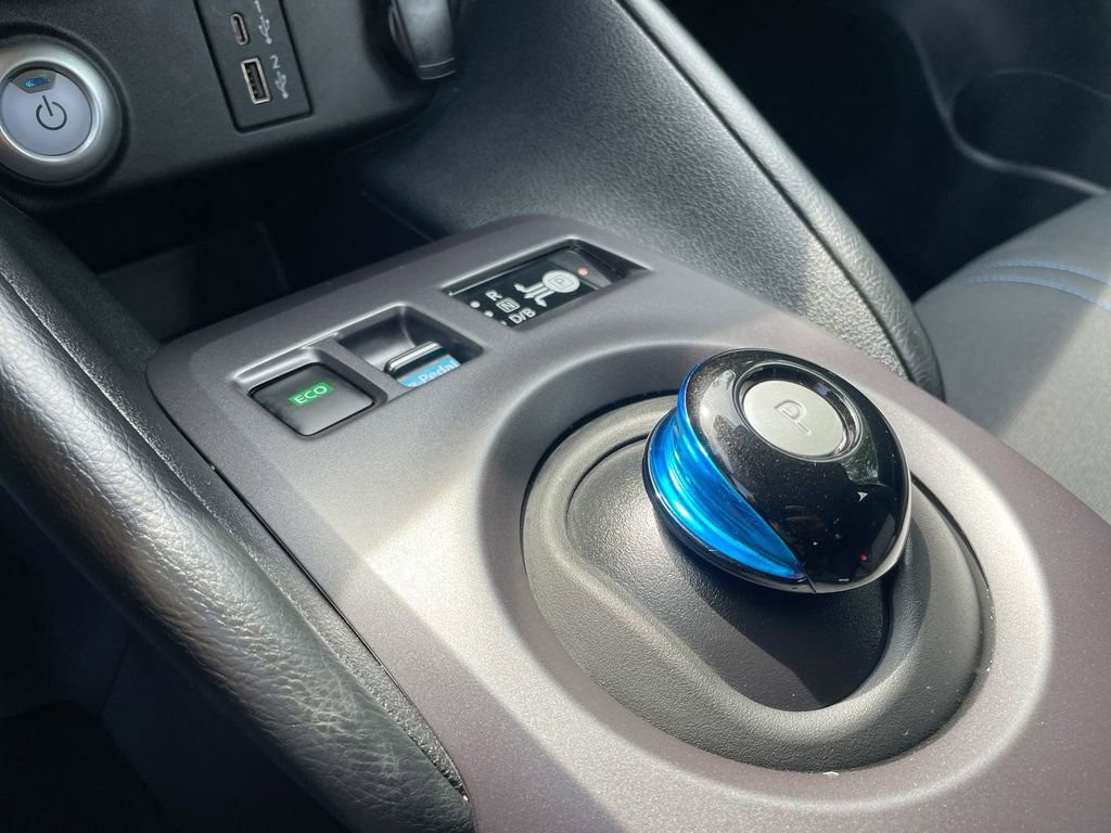 Used 2025 Nissan Leaf S image 29