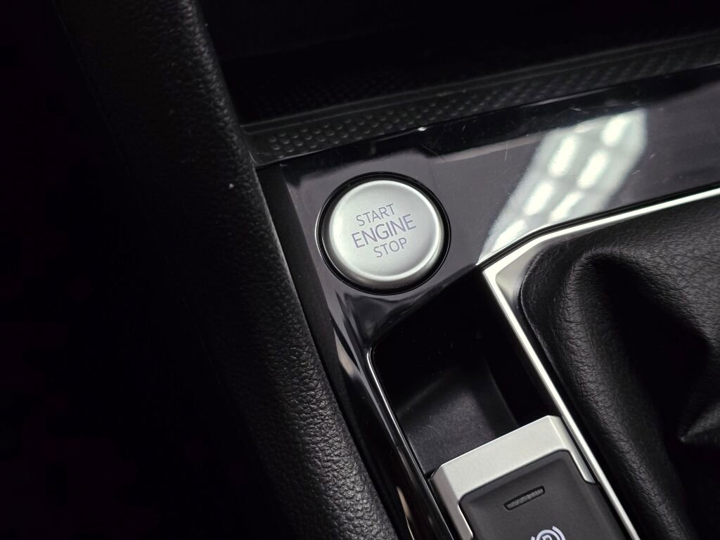 Used 2024 Volkswagen Taos SE image 34