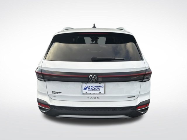 Used 2025 Volkswagen Taos SE AWD/4WD image 5
