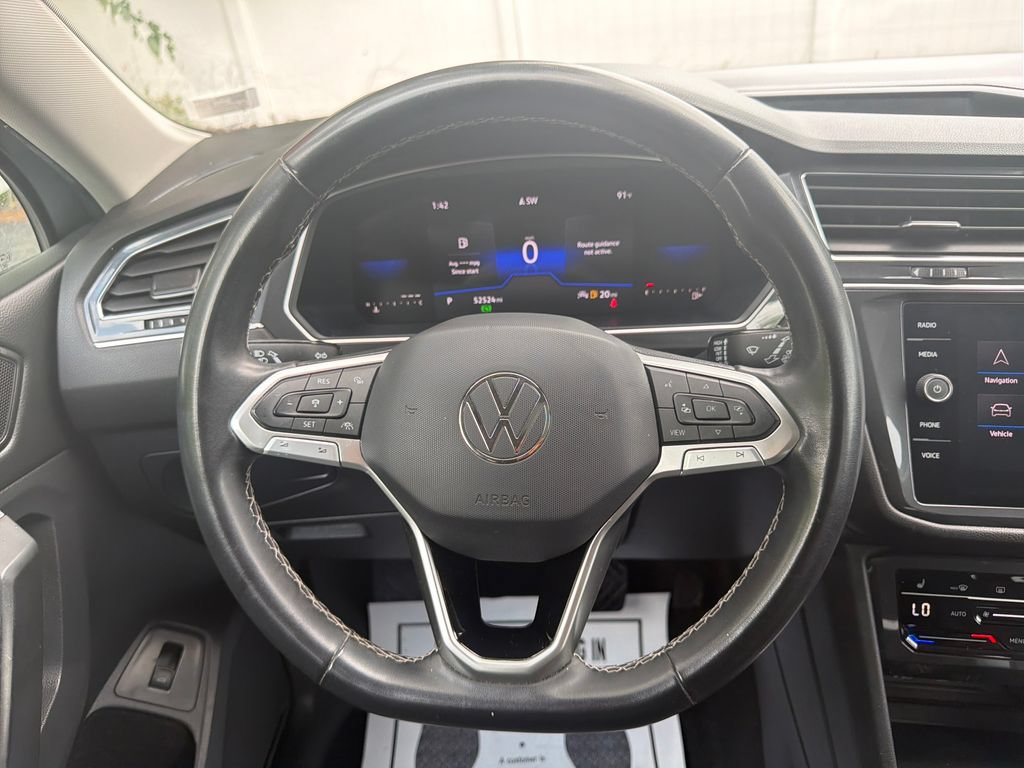 Used 2023 Volkswagen Tiguan SE w/ Panoramic Sunroof Package FWD image 31