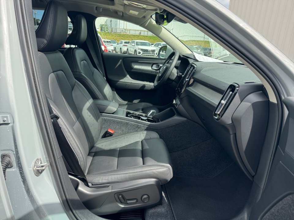 Used 2025 Volvo XC40 B5 Plus AWD/4WD image 28