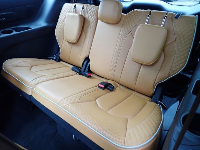 Used 2023 Chrysler Pacifica Pinnacle FWD image 16