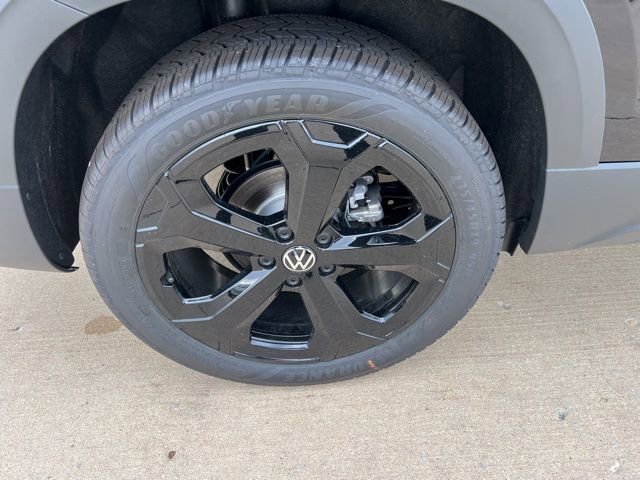New 2025 Volkswagen Taos SEL image 14