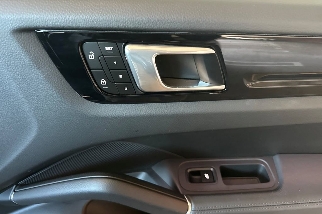 Used 2023 Porsche Cayenne image 21