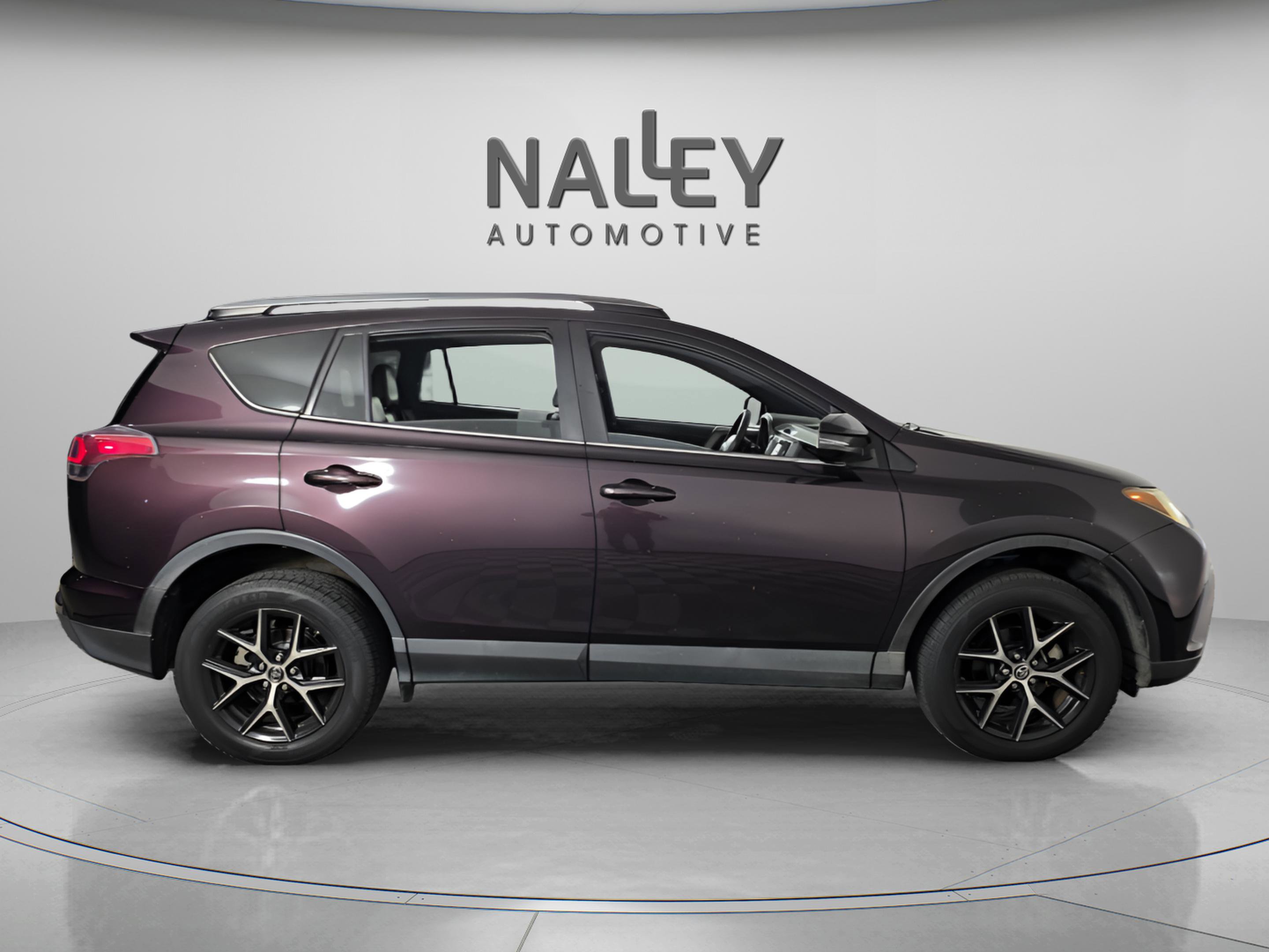 Used 2018 Toyota RAV4 SE image 6