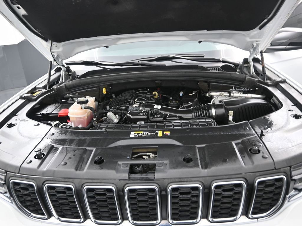 Used 2023 Jeep Grand Cherokee L Laredo image 16