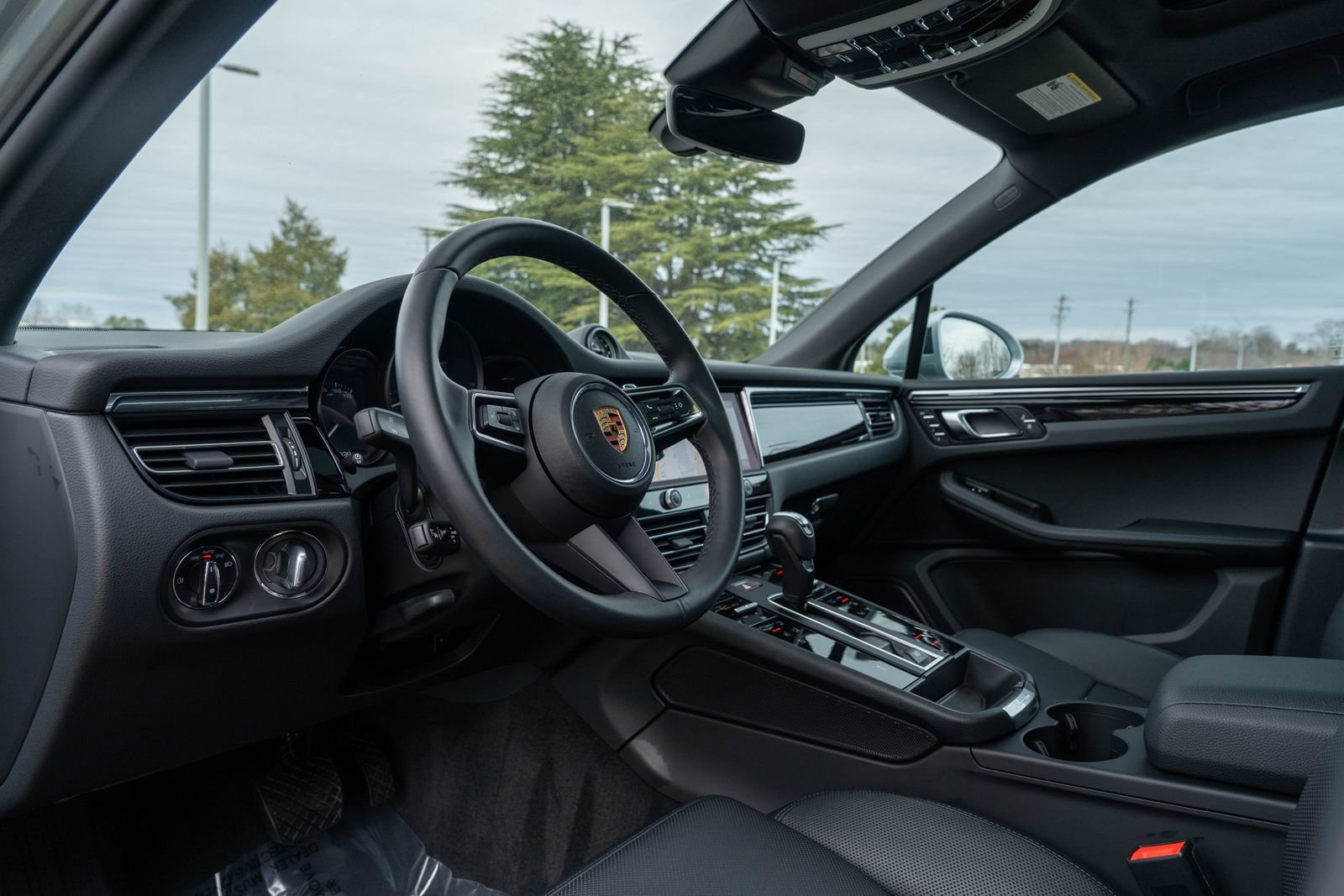 Certified 2025 Porsche Macan image 4