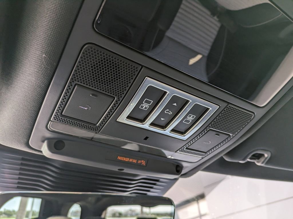 Used 2024 Land Rover Discovery Dynamic SE image 31