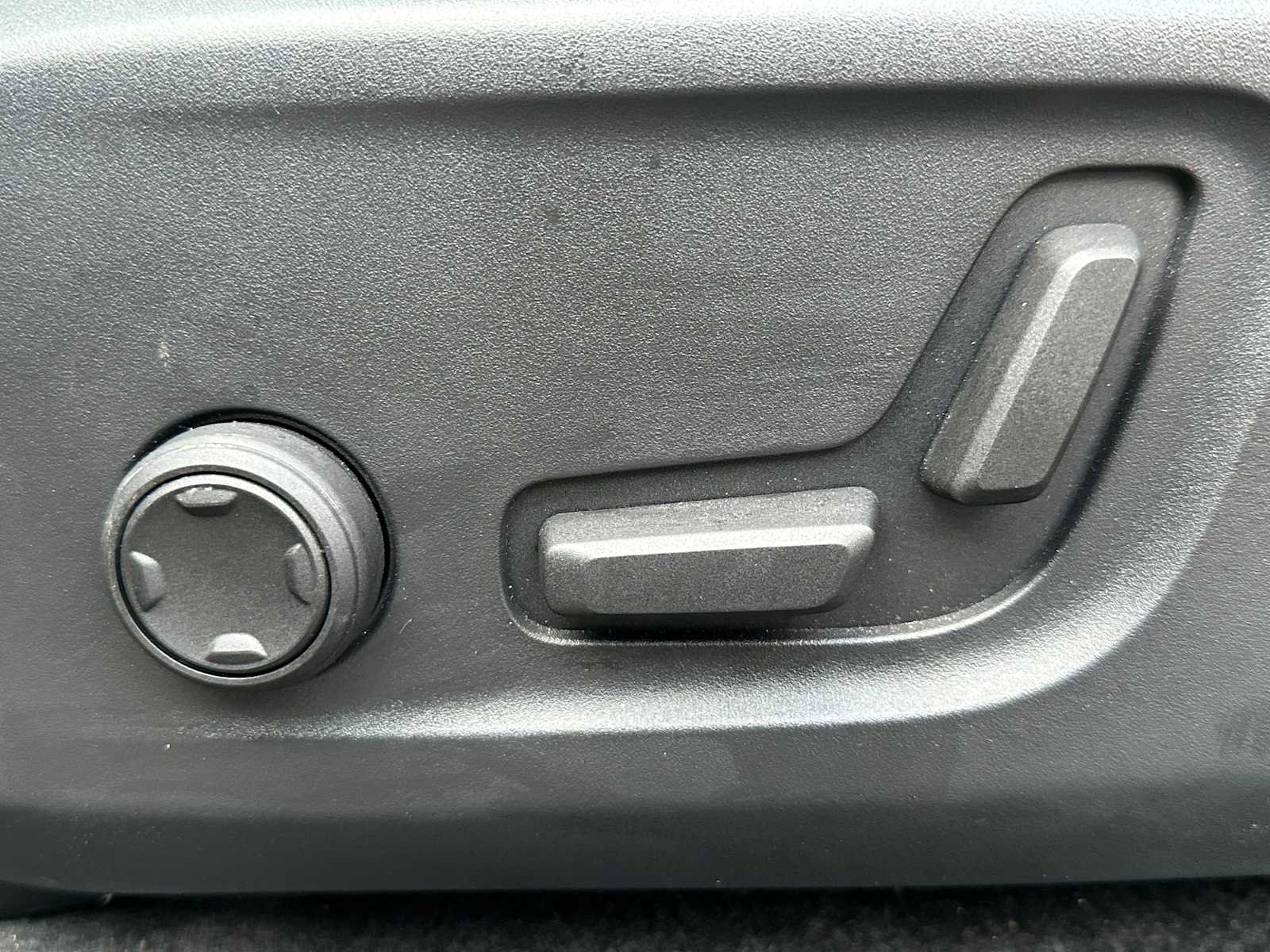 Used 2023 Volvo XC40 Recharge Plus image 23