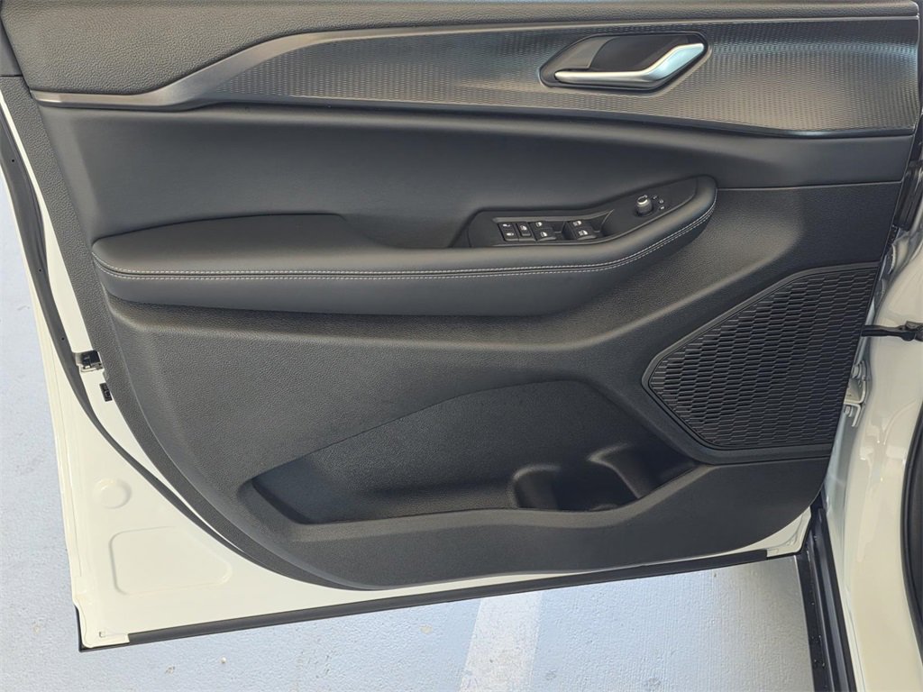 New 2025 Jeep Grand Cherokee L Altitude image 32