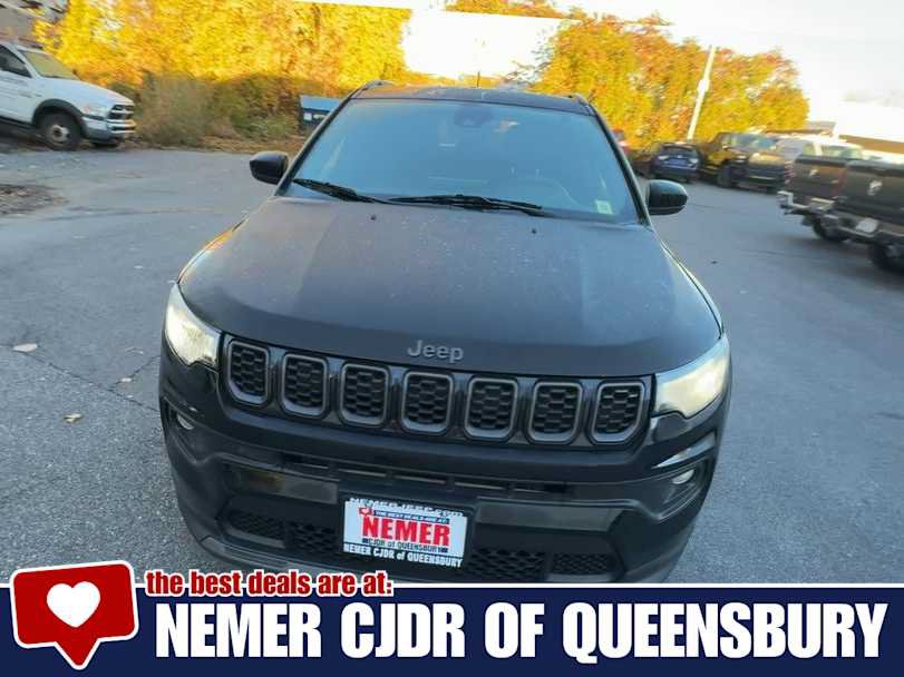 Used 2025 Jeep Compass Latitude w/ Convenience Group AWD/4WD image 3