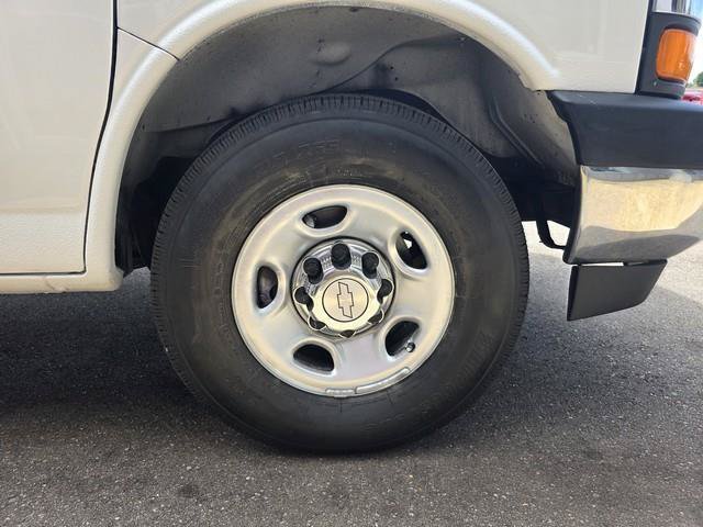 Used 2017 Chevrolet Express 3500 RWD image 24