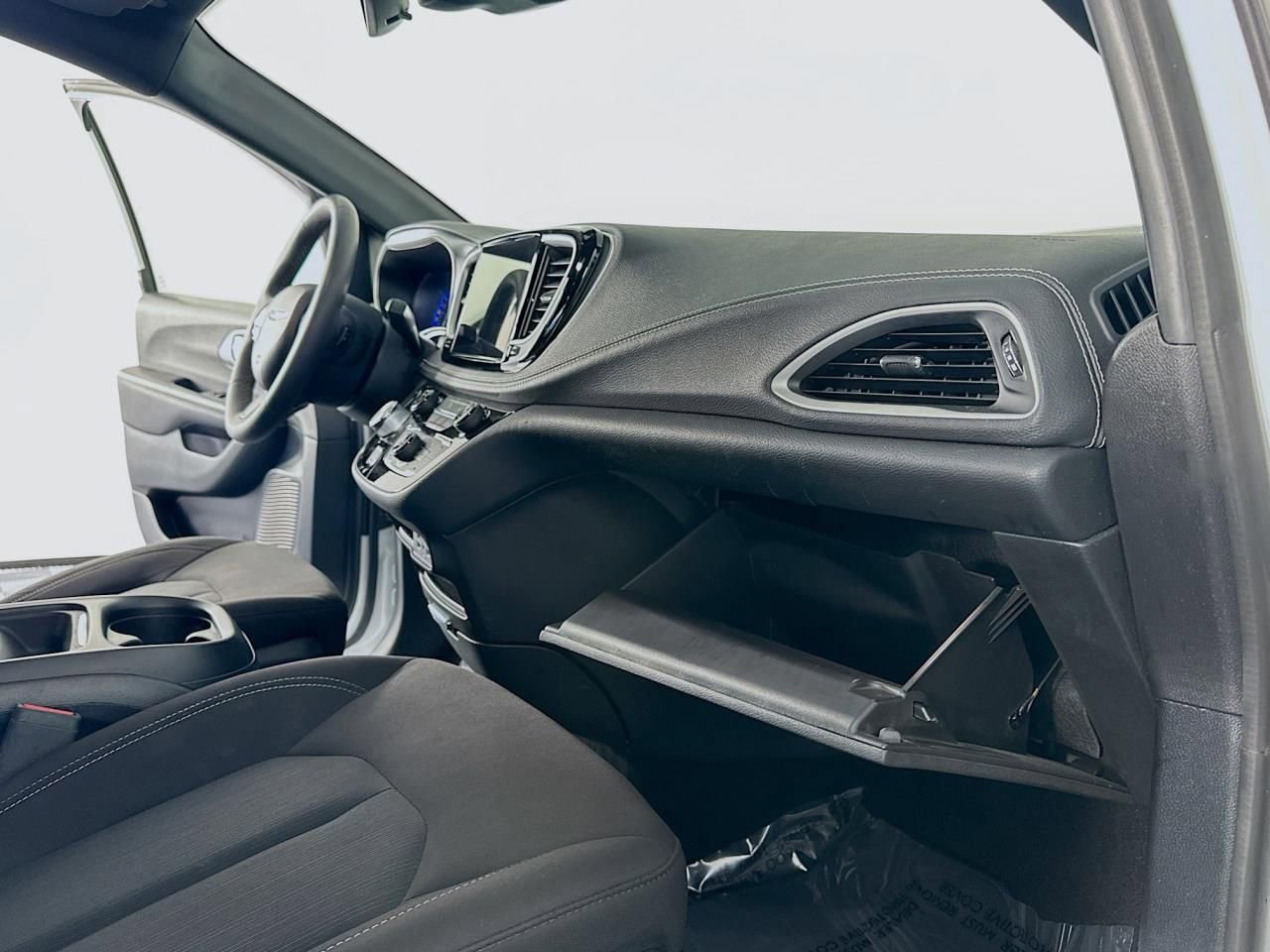 Used 2023 Chrysler Pacifica Touring image 37