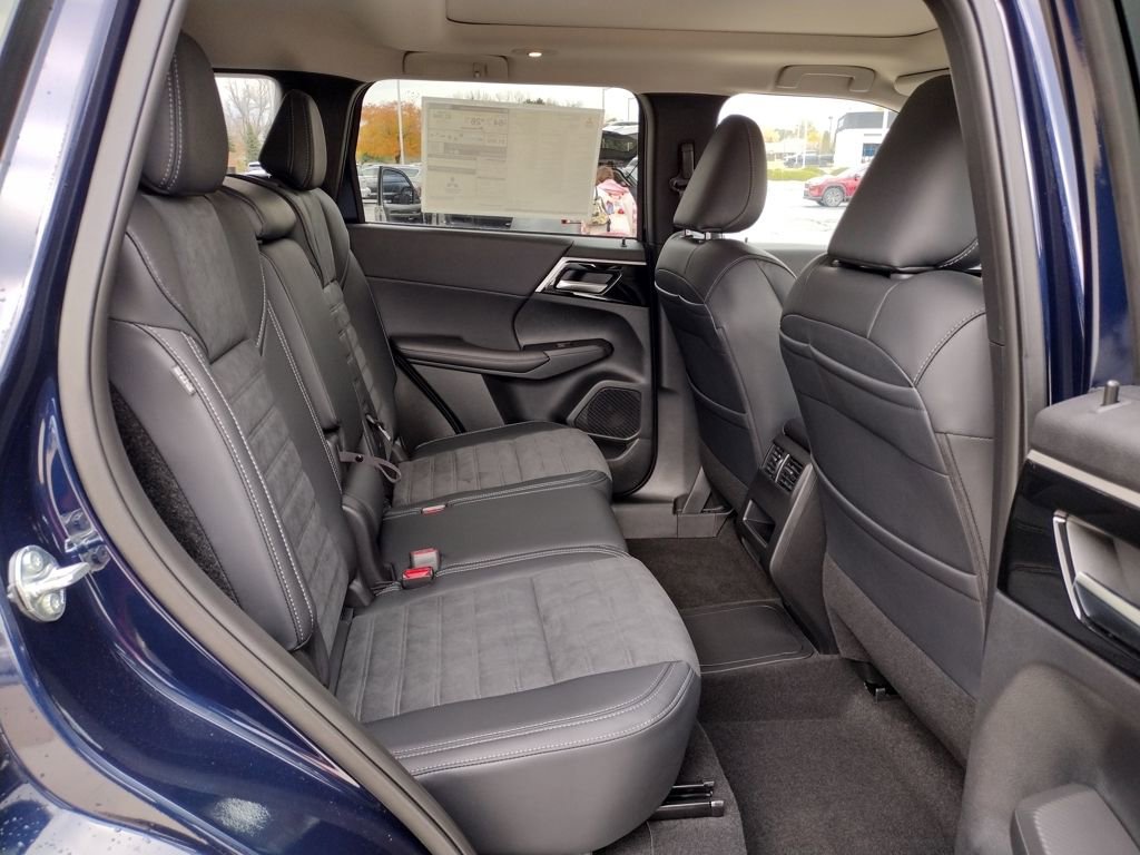 New 2025 Mitsubishi Outlander SE image 10