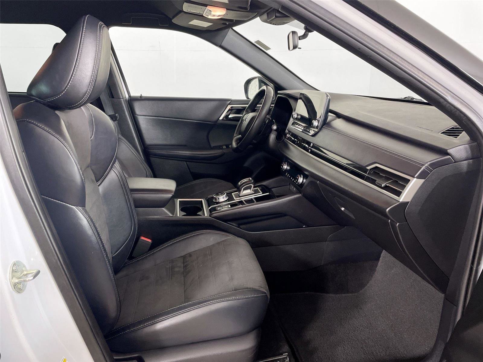 Used 2023 Mitsubishi Outlander SE Black Edition image 27